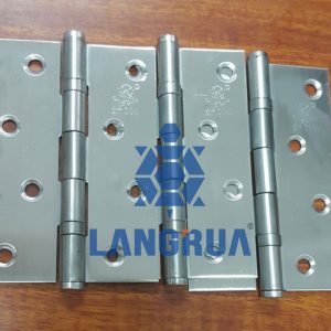 Độ dày của bản lề inox Qing Hua lên tới 1,5mm chống cong vênh trong quá trình lắp đặt và sử dụng.